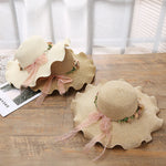 Eleganter Sommerhut mit floralen Akzenten für Damen