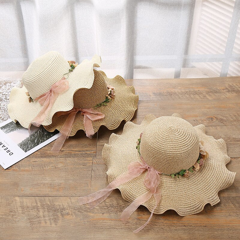 Eleganter Sommerhut mit floralen Akzenten für Damen