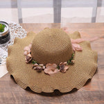 Eleganter Sommerhut mit floralen Akzenten für Damen