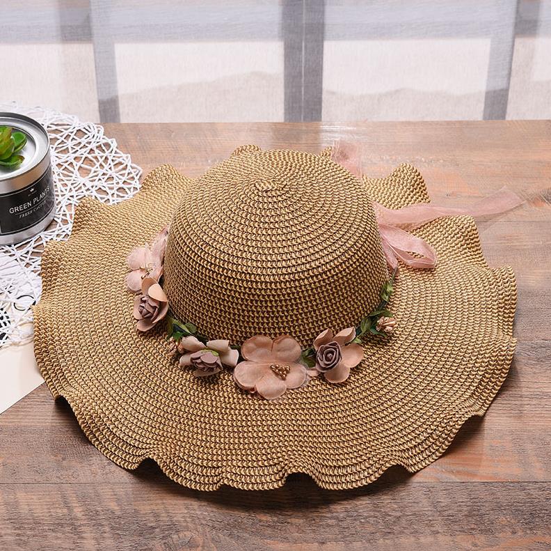 Eleganter Sommerhut mit floralen Akzenten für Damen