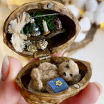Miniaturhaus aus Nuss-Schalen für stilvolle Dekoration