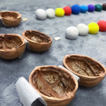 Miniaturhaus aus Nuss-Schalen für stilvolle Dekoration