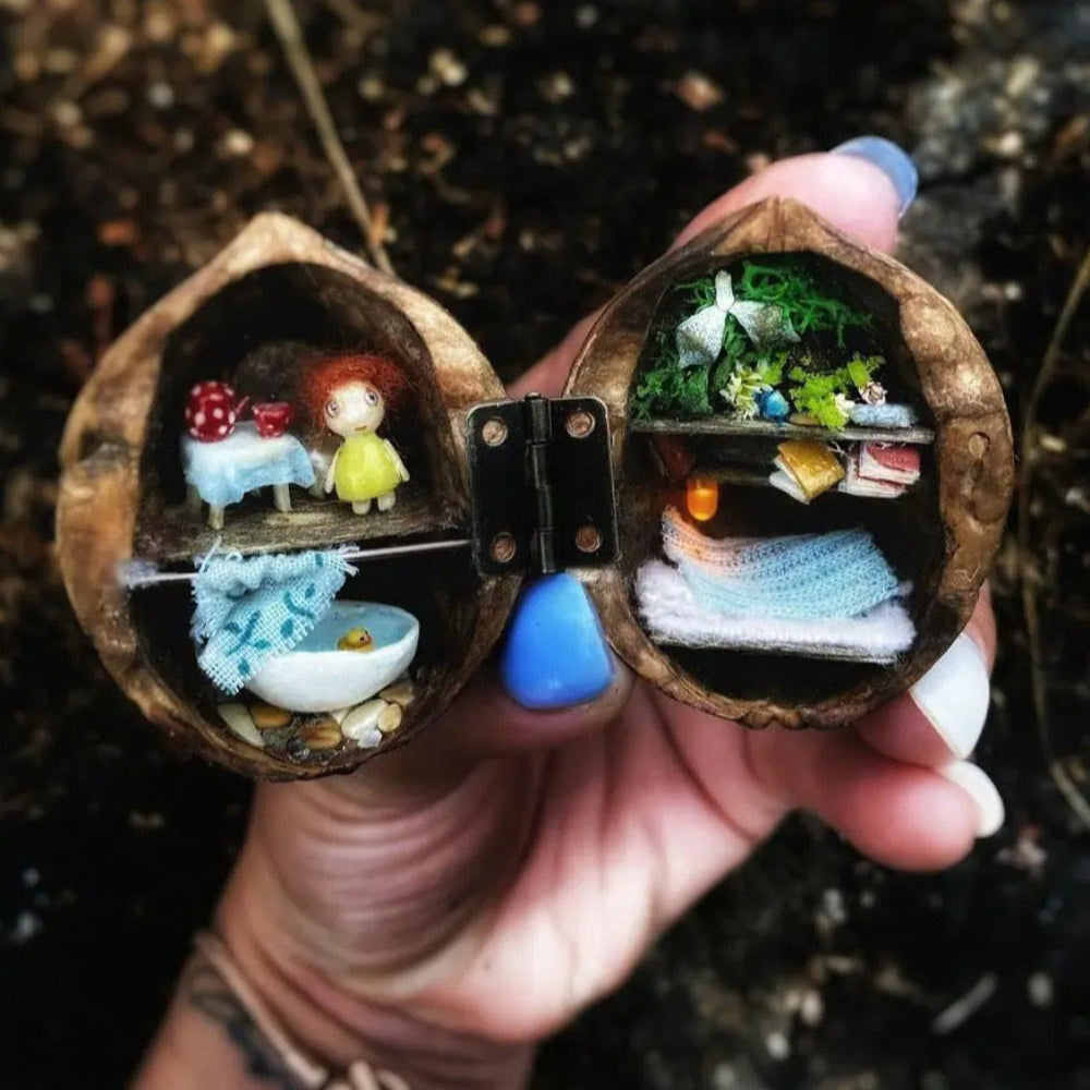 Miniaturhaus aus Nuss-Schalen für stilvolle Dekoration