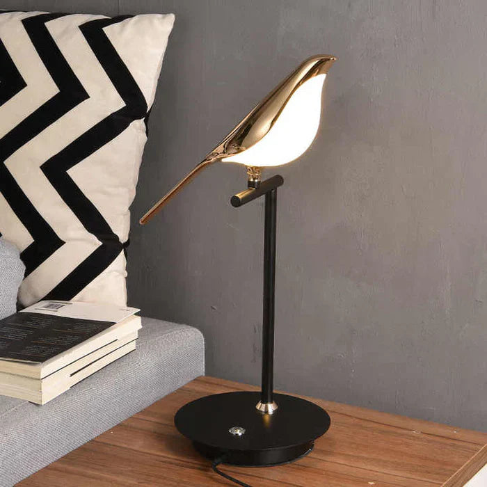 Elegante Tischlampe mit goldener Vogel-Skulptur