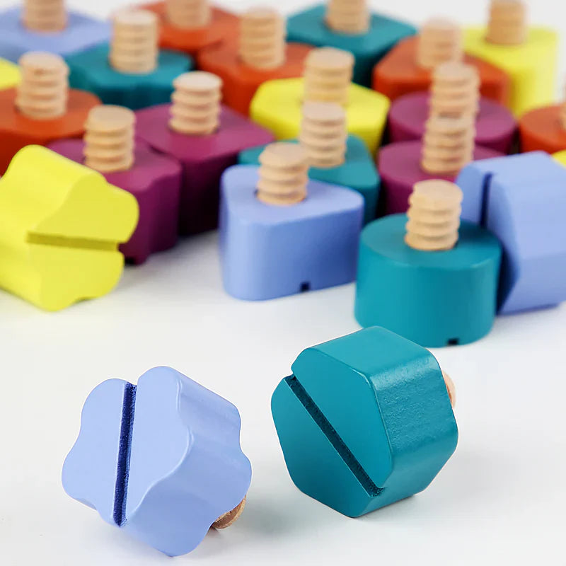 Spielerisches Holzpuzzle zur Förderung feinmotorischer Fähigkeiten mit Formen und Farben