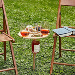 Kompakter Weintisch mit Halterung für Gläser – ideal fürs Picknick