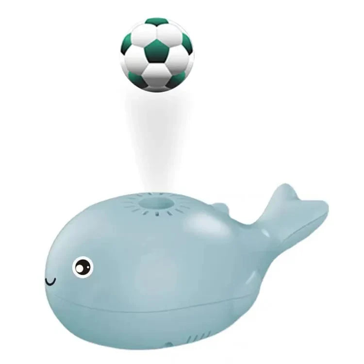 Schwebender Ball und Spielzeug in Wal-Form