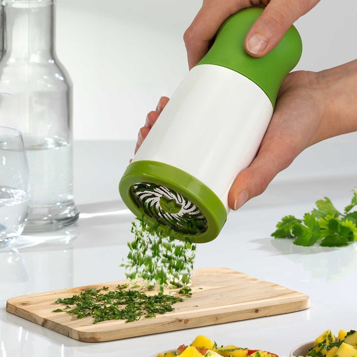 Herb Grinder | Perfectly ground herbs and spices at the touch of a button