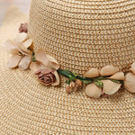 Eleganter Sommerhut mit floralen Akzenten für Damen