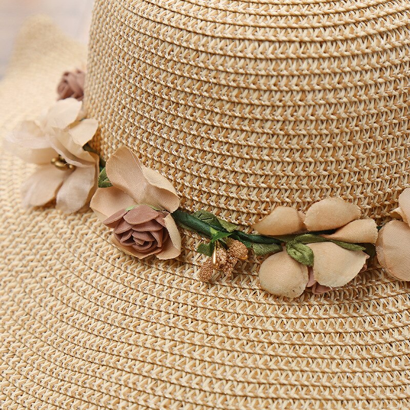 Eleganter Sommerhut mit floralen Akzenten für Damen