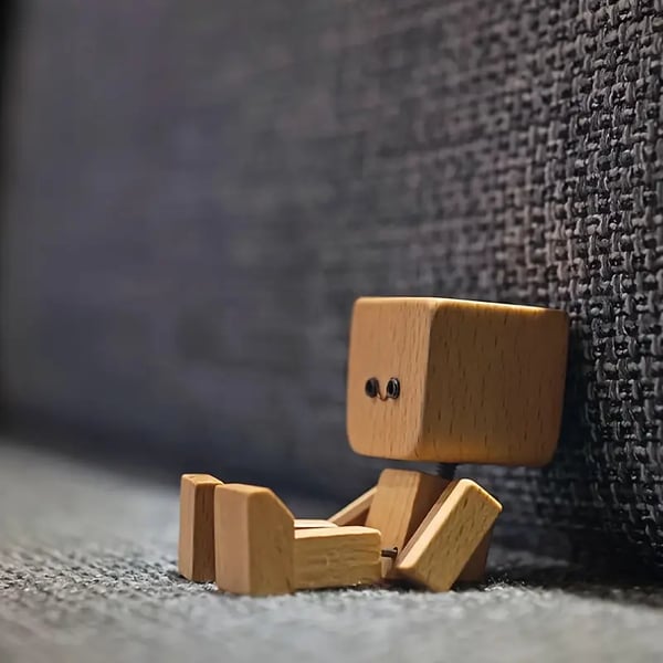 Verspielte Holzfigur mit sanfter Wippfunktion und wechselbaren Emotionen