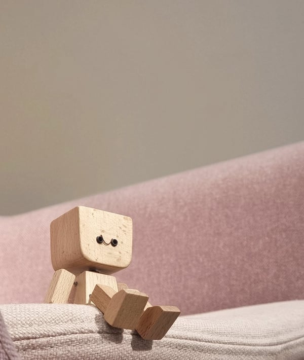 Verspielte Holzfigur mit sanfter Wippfunktion und wechselbaren Emotionen