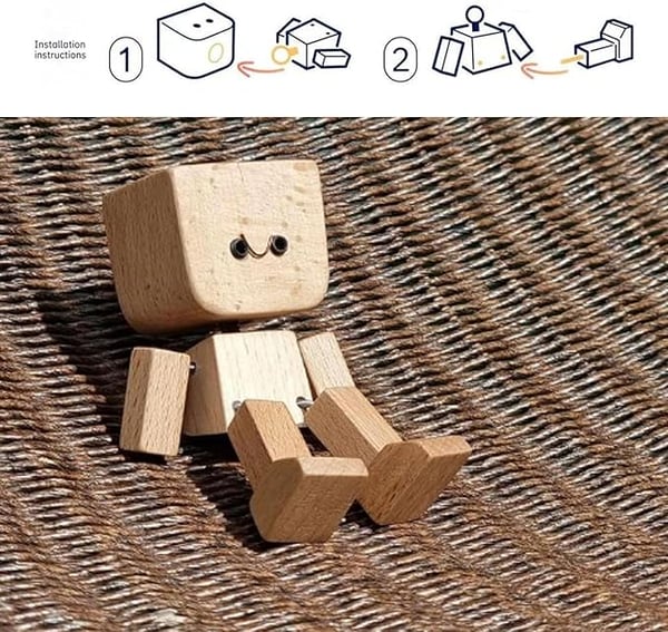 Verspielte Holzfigur mit sanfter Wippfunktion und wechselbaren Emotionen