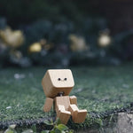 Verspielte Holzfigur mit sanfter Wippfunktion und wechselbaren Emotionen