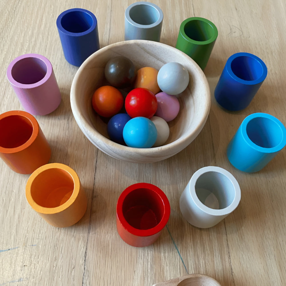 Buntes Lernspielzeug zur Förderung von Farben und Motorik