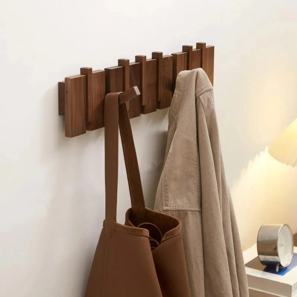 Eleganter Wandgarderobenständer aus Buchenholz mit klappbaren Haken