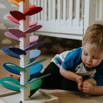 Bunter Holz-Murmelturm: Spielerisches Lernen für Kinder