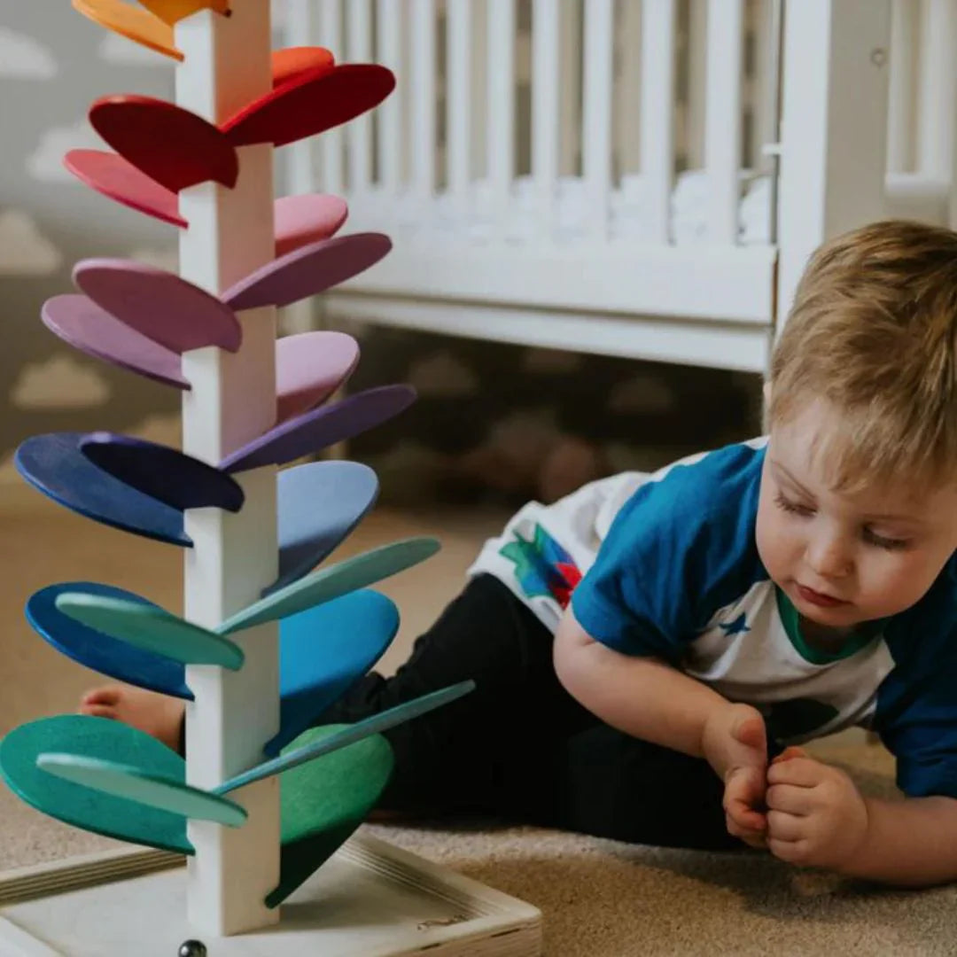 Bunter Holz-Murmelturm: Spielerisches Lernen für Kinder