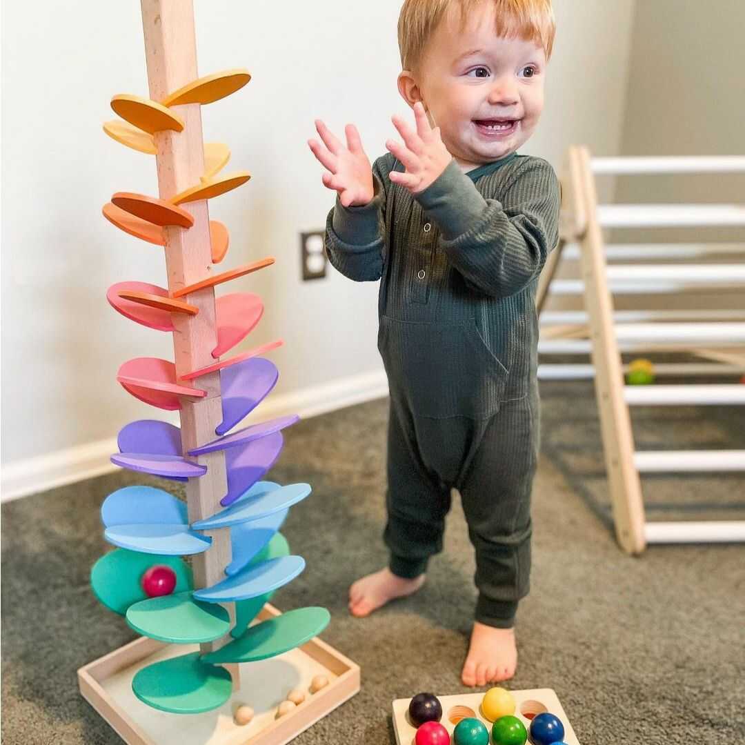 Bunter Holz-Murmelturm: Spielerisches Lernen für Kinder