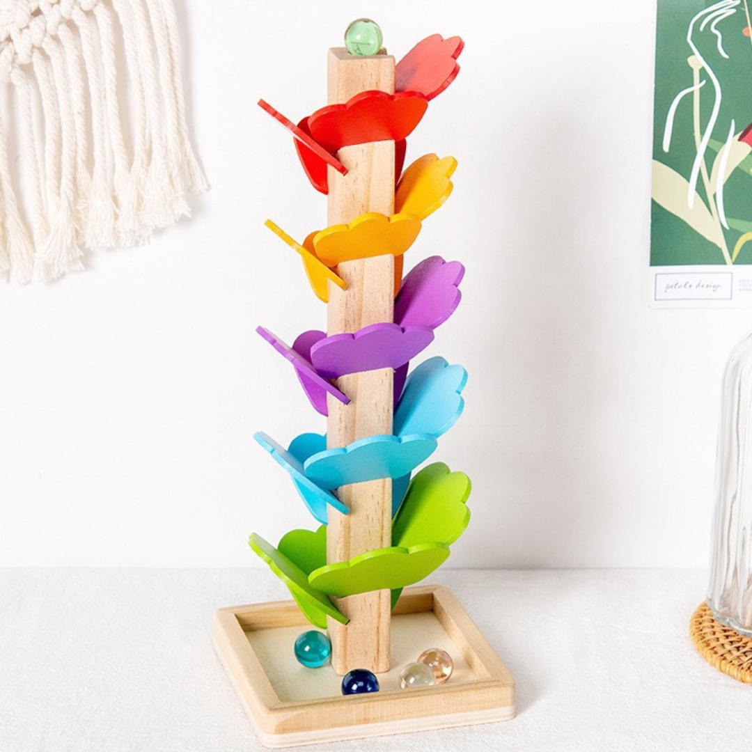 Bunter Holz-Murmelturm: Spielerisches Lernen für Kinder