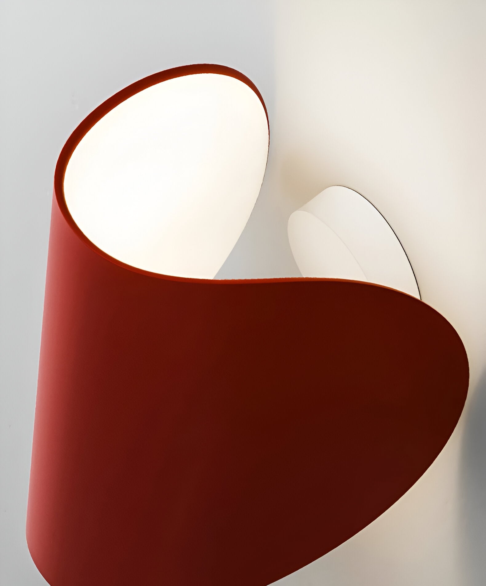 Flexibly Adjustable Metal Wall Lamp for Every Room
