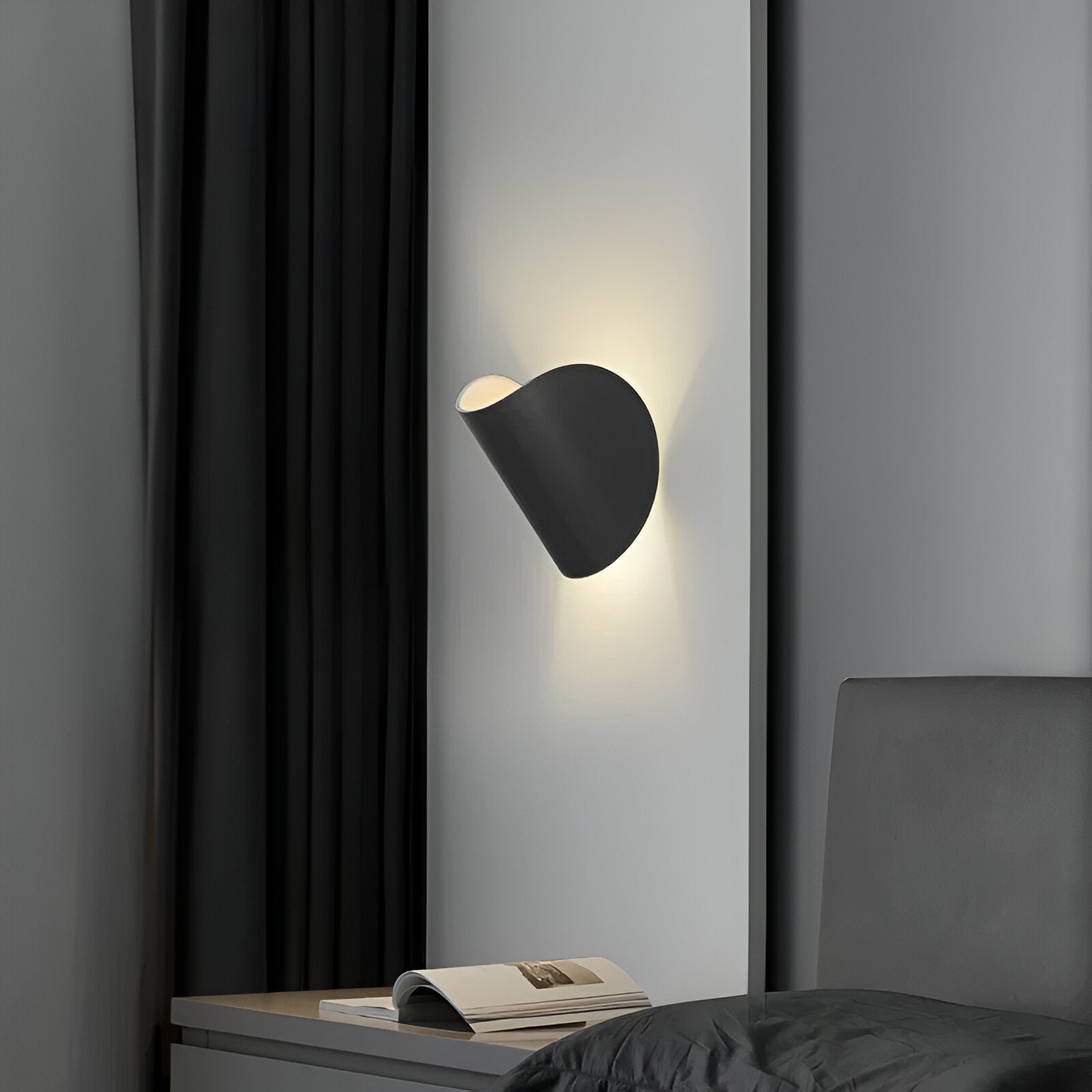 Flexibly Adjustable Metal Wall Lamp for Every Room