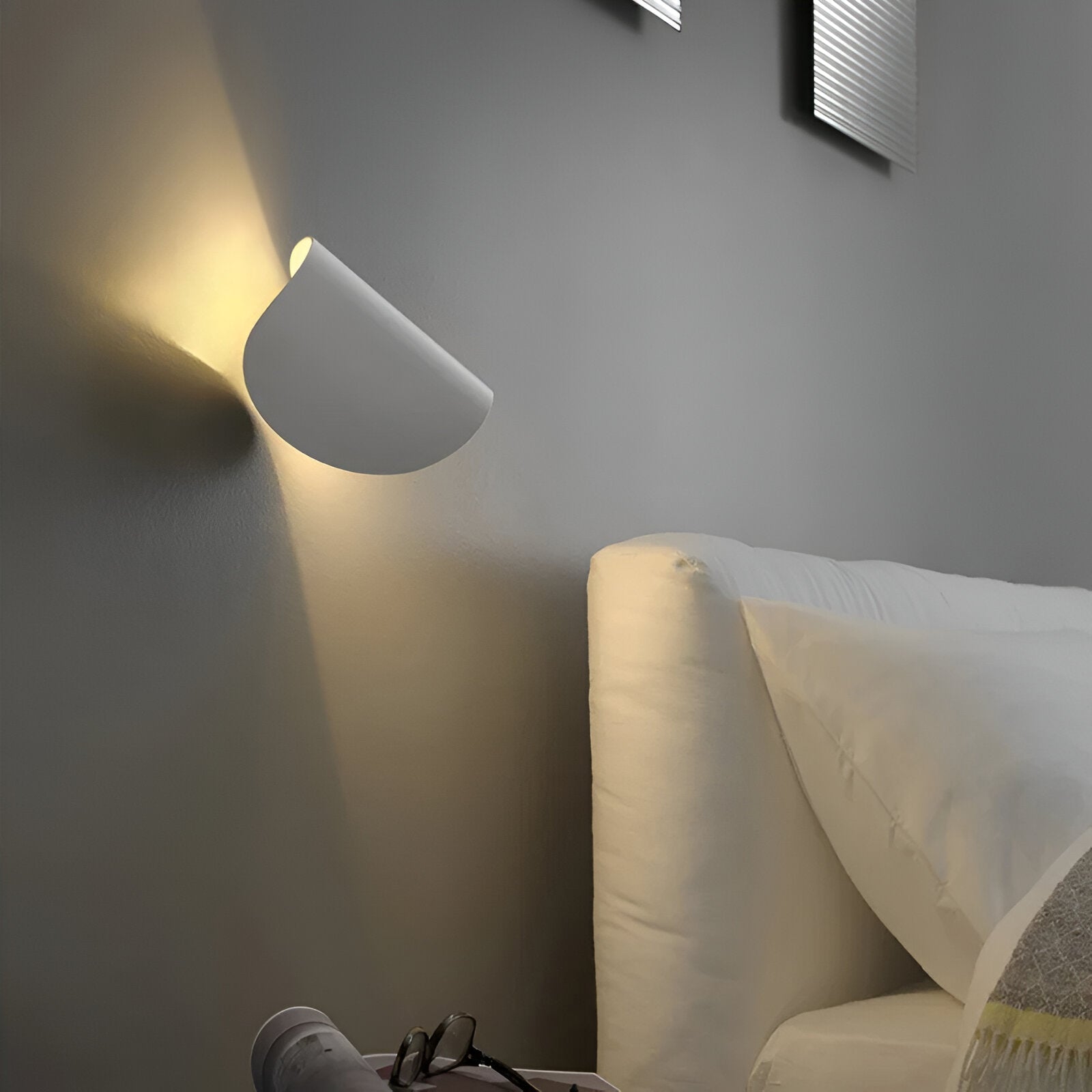 Flexibly Adjustable Metal Wall Lamp for Every Room