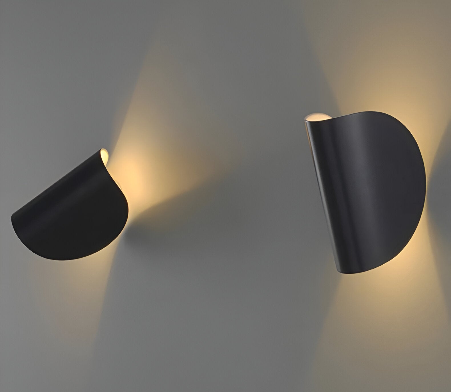 Flexibly Adjustable Metal Wall Lamp for Every Room