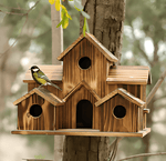 Hängendes Holzvogelhaus mit Aufhängeschnur