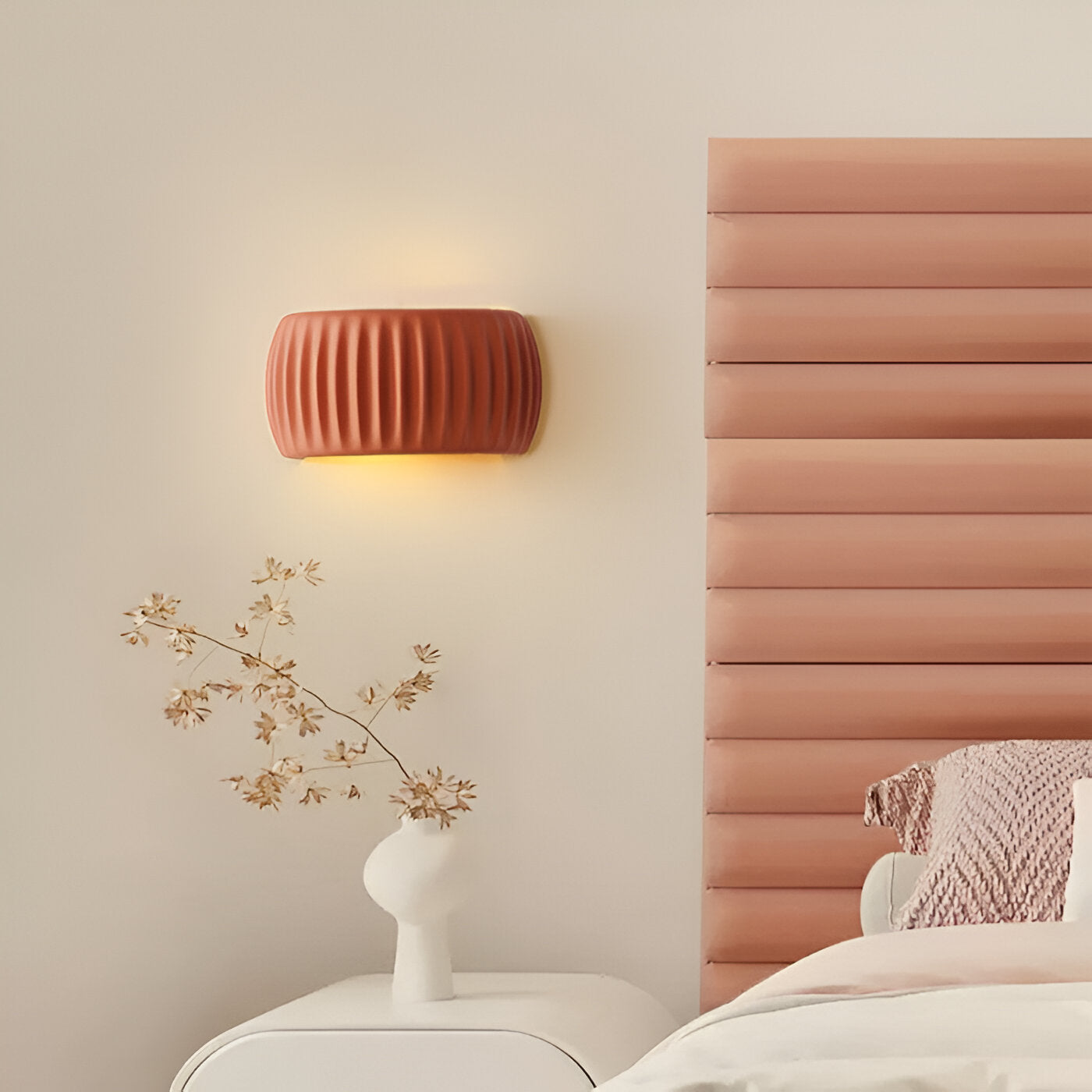 Künstlerische Wandlampe mit Rillenstruktur – Stilvolle Lichtquelle für Gemütlichkeit