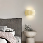 Künstlerische Wandlampe mit Rillenstruktur – Stilvolle Lichtquelle für Gemütlichkeit