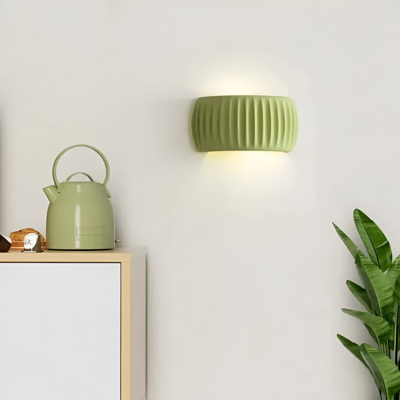 Künstlerische Wandlampe mit Rillenstruktur – Stilvolle Lichtquelle für Gemütlichkeit