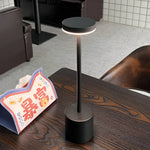 Elegante Schreibtischlampe mit kabelloser Ladestation
