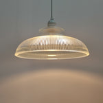 Vintage-inspirierte Pendelleuchte aus strukturiertem Glas
