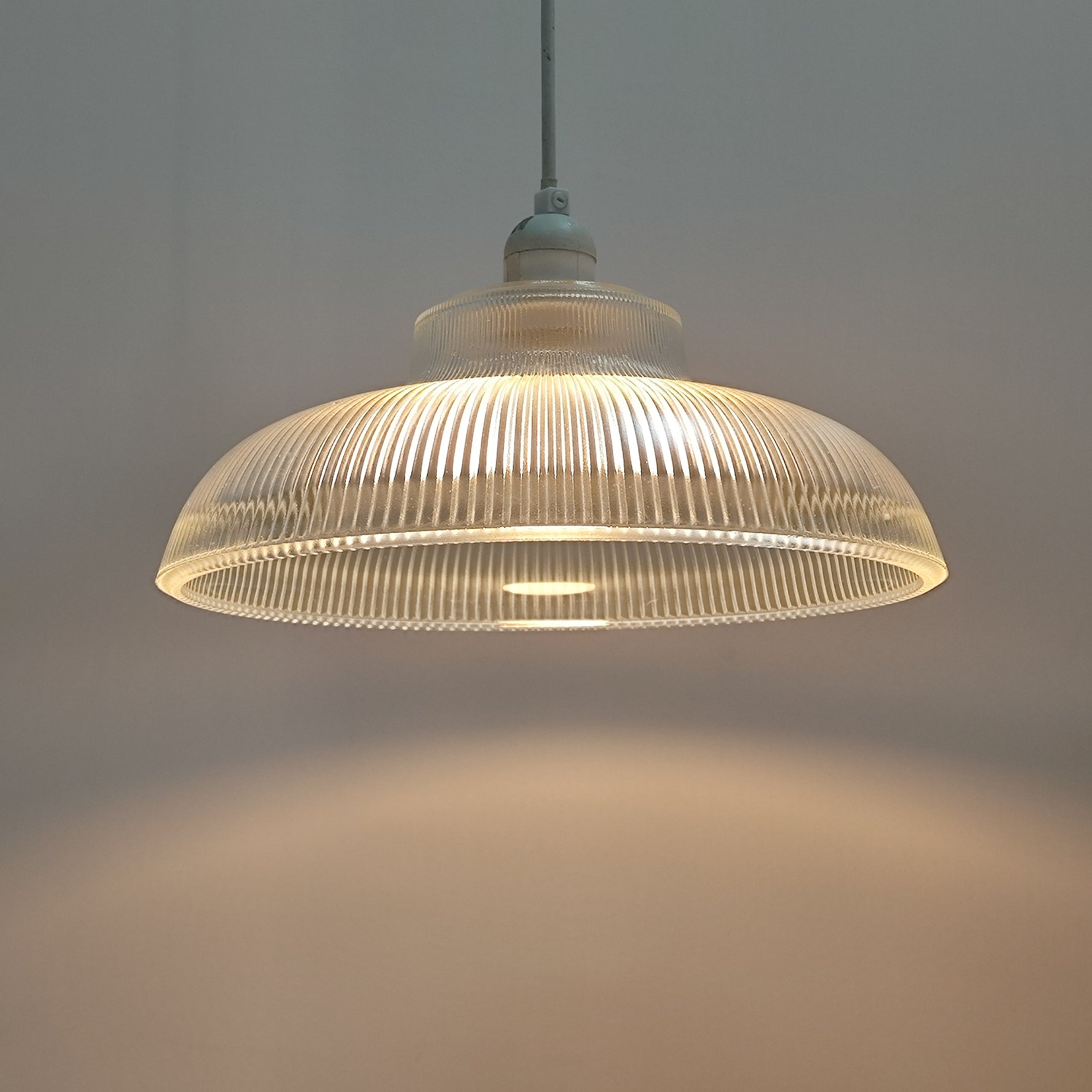Vintage-inspirierte Pendelleuchte aus strukturiertem Glas