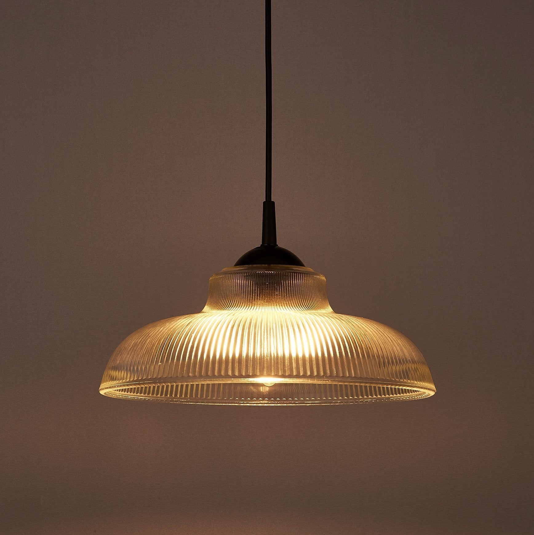 Vintage-inspirierte Pendelleuchte aus strukturiertem Glas