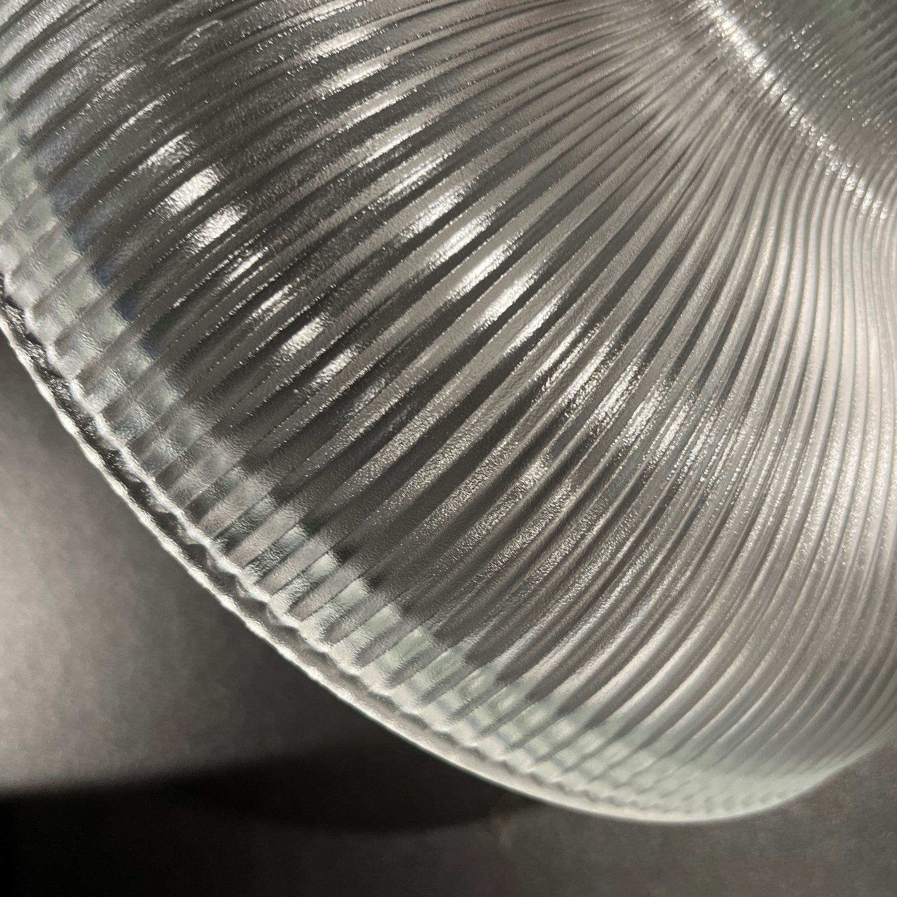 Vintage-inspirierte Pendelleuchte aus strukturiertem Glas