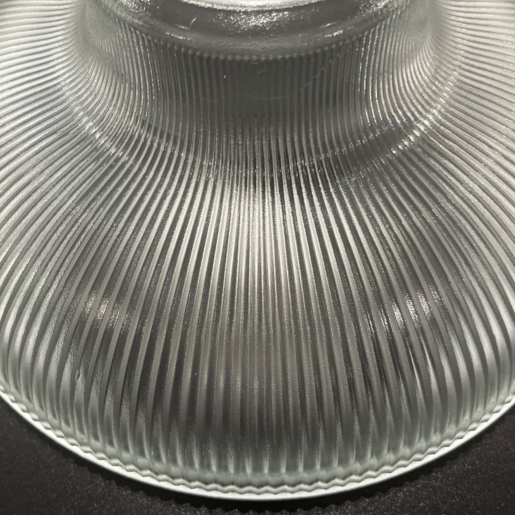 Vintage-inspirierte Pendelleuchte aus strukturiertem Glas