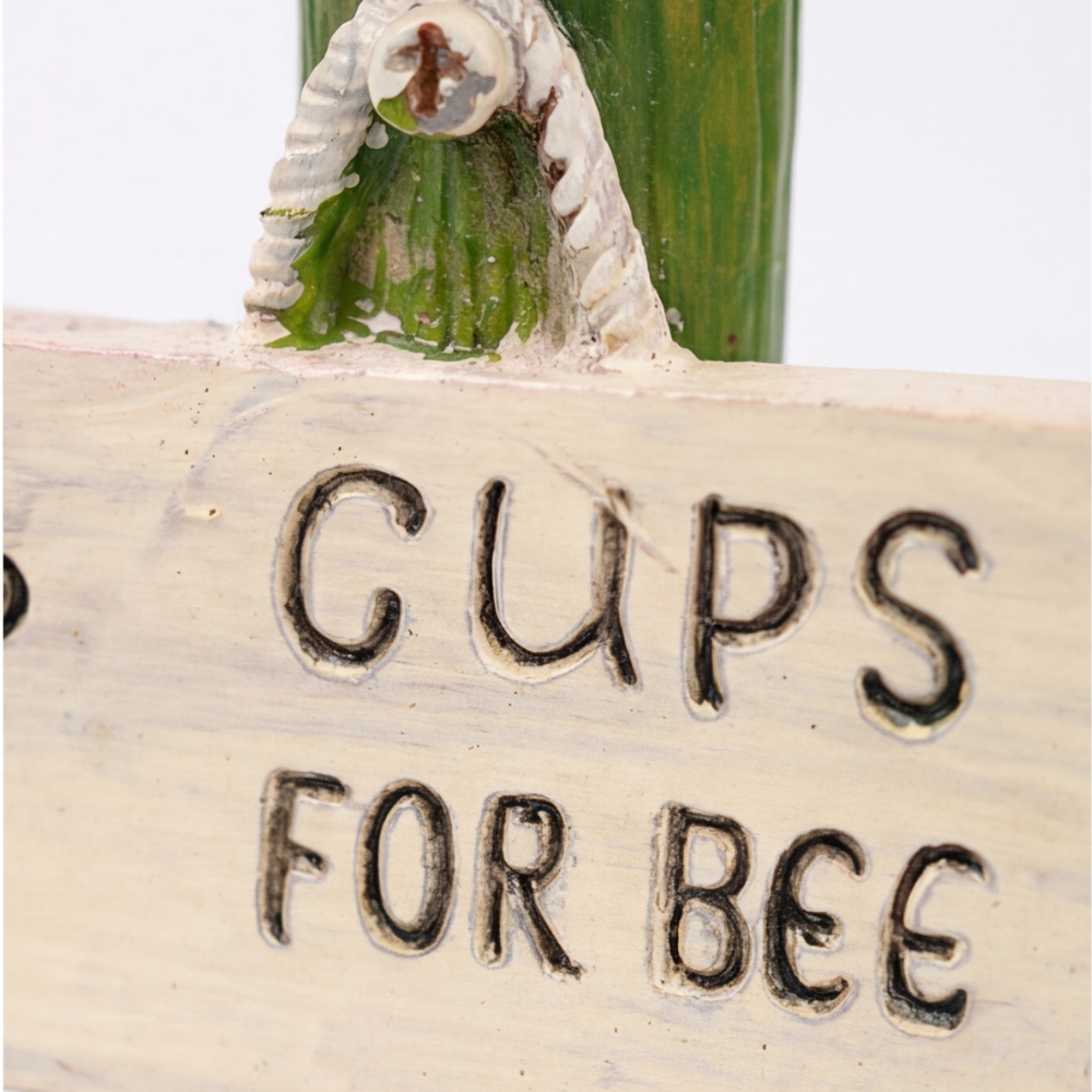 Blühendes Trinkgefäß für Bienen und Schmetterlinge – Handverziert für Ihren Garten