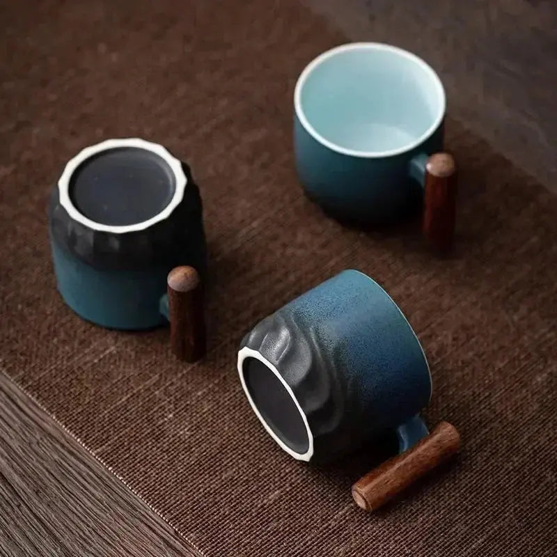 Eleganter Kaffeebecher aus Keramik mit Holzgriff – Handgefertigtes Unikat