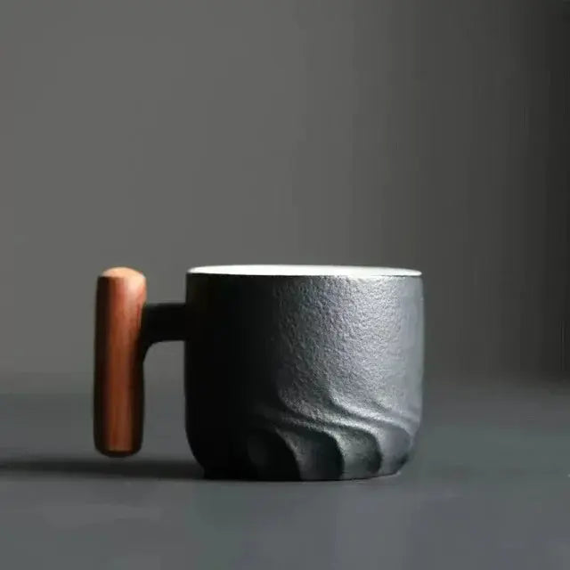 Eleganter Kaffeebecher aus Keramik mit Holzgriff – Handgefertigtes Unikat