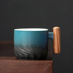 Eleganter Kaffeebecher aus Keramik mit Holzgriff – Handgefertigtes Unikat