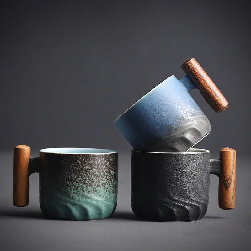 Eleganter Kaffeebecher aus Keramik mit Holzgriff – Handgefertigtes Unikat