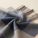 Eleganter Damen-Schal im modernen Karo-Design