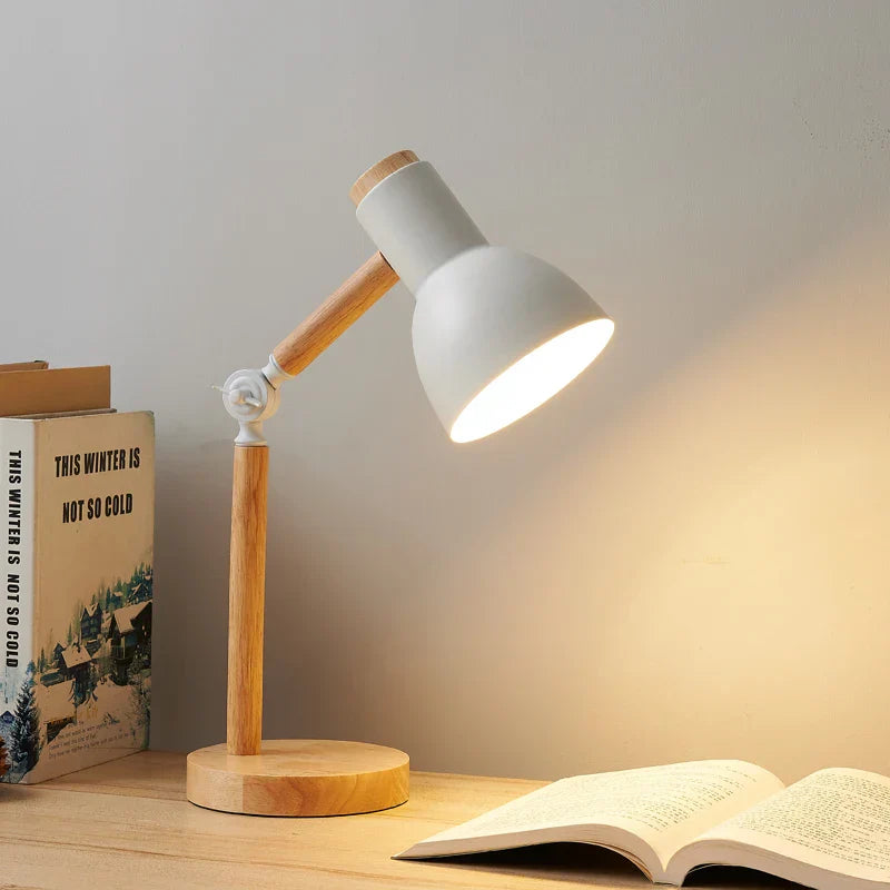 Skandinavische Tischlampe mit Holzsockel und flexiblem Arm