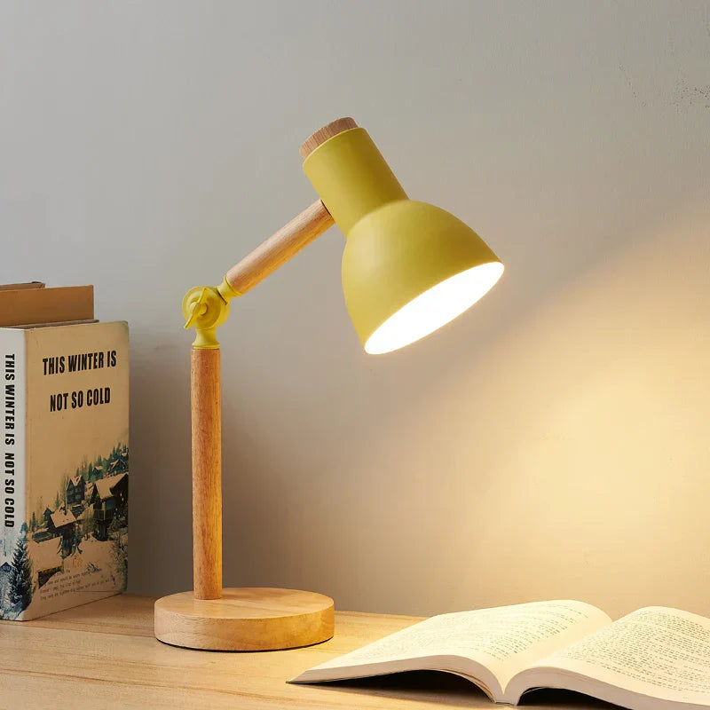 Skandinavische Tischlampe mit Holzsockel und flexiblem Arm