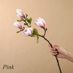 Atmosphärischer Kunstzweig mit realistischen Magnolienblüten