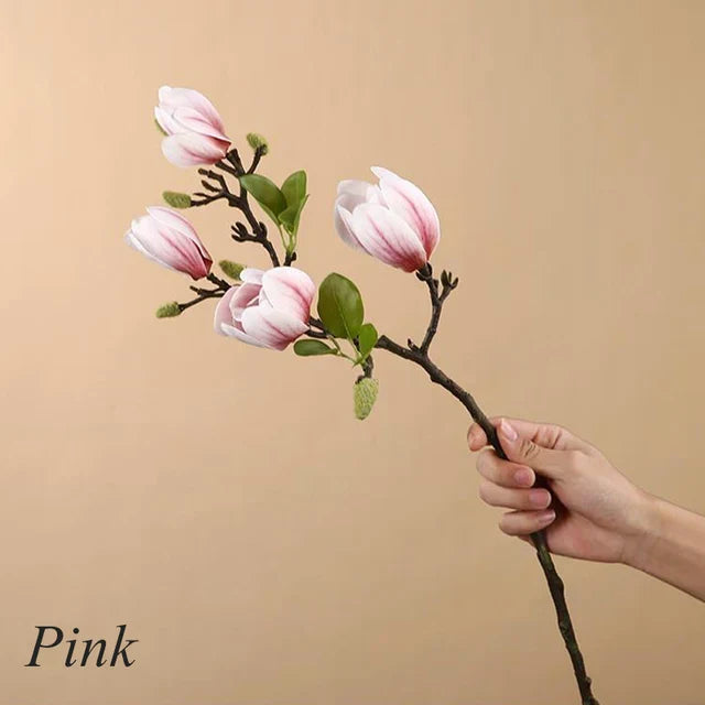 Atmosphärischer Kunstzweig mit realistischen Magnolienblüten