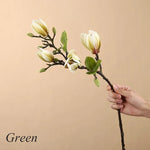 Atmosphärischer Kunstzweig mit realistischen Magnolienblüten