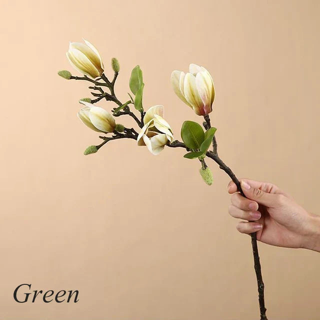 Atmosphärischer Kunstzweig mit realistischen Magnolienblüten